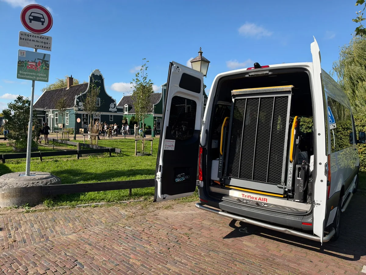 De rolstoellift opgeklapt in de open achterzijde van onze bus