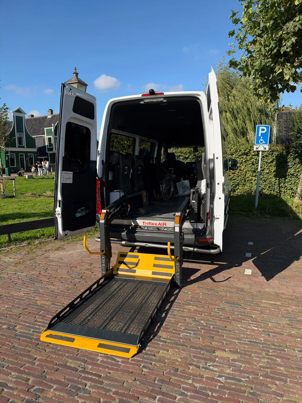 De toegang tot onze rolstoelbus met een rolstoel binnenin